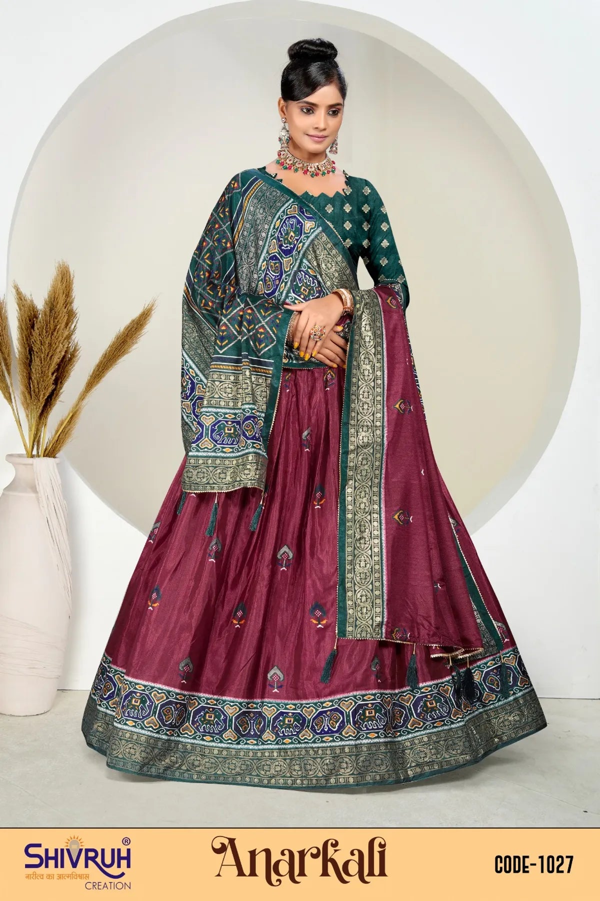 Saree blouse in silk with embroidered sleeves