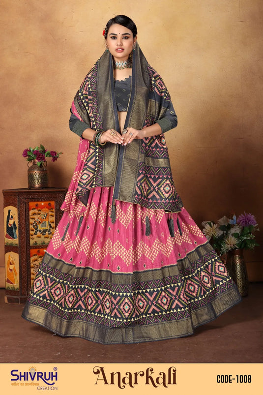 Leheriya saree with scalloped hem in peach