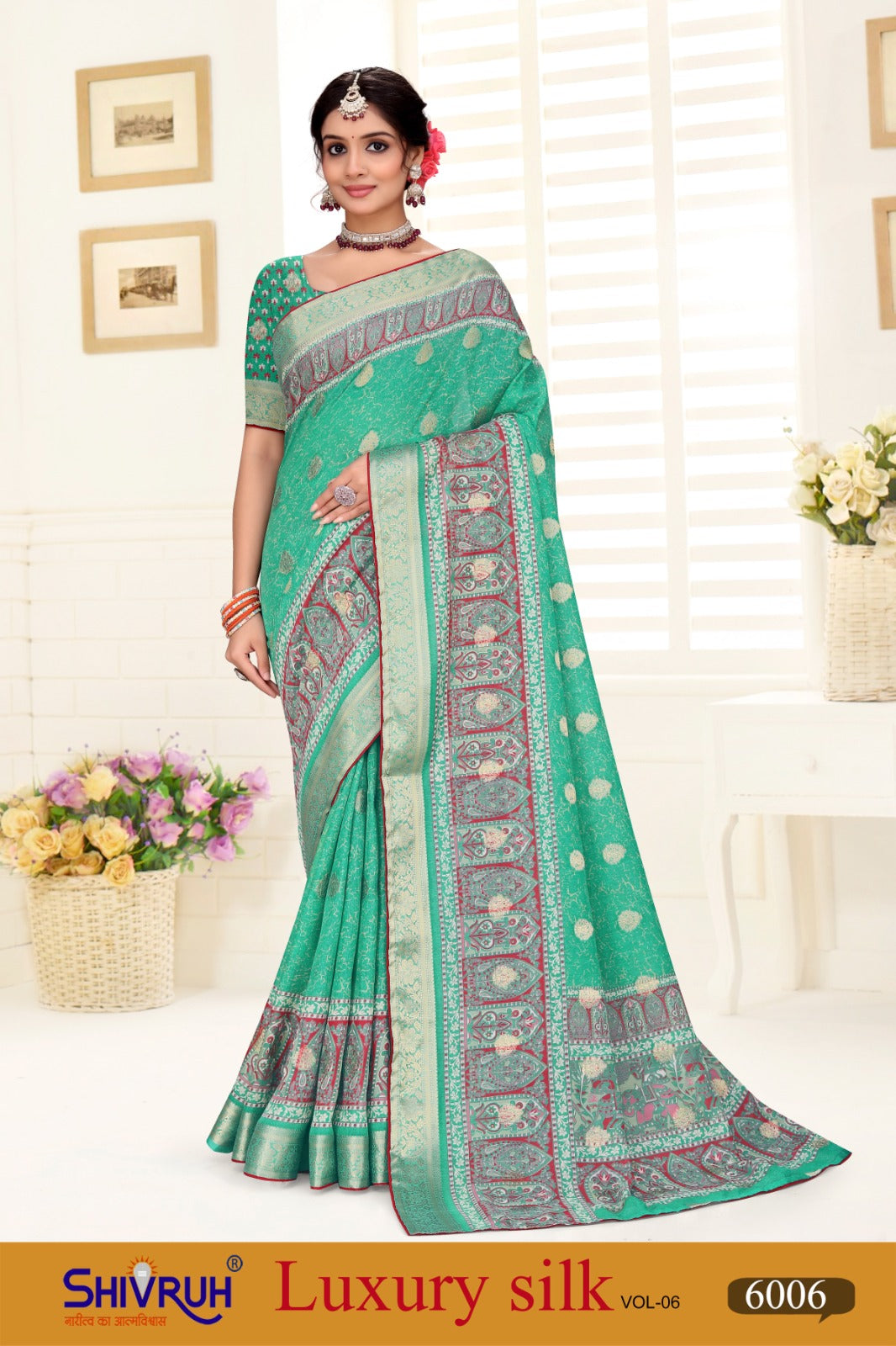 Elegant saree design with floral zari weaving