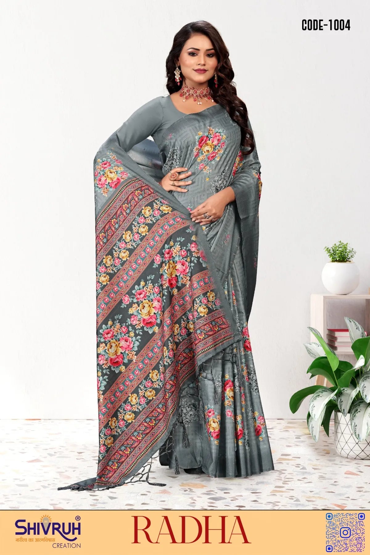 Saree blouse in velvet with front lace panel