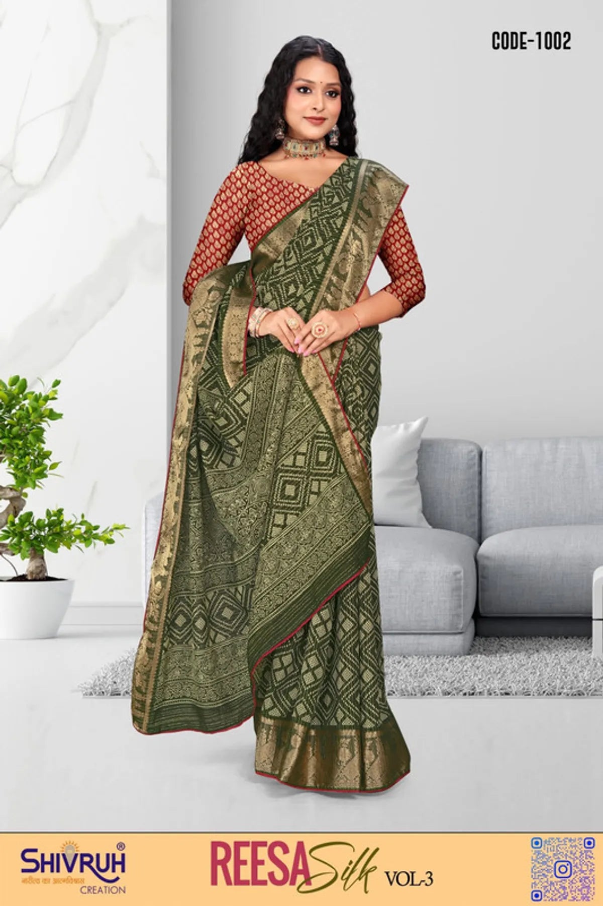 Saree blouse in silk with high collar and organza