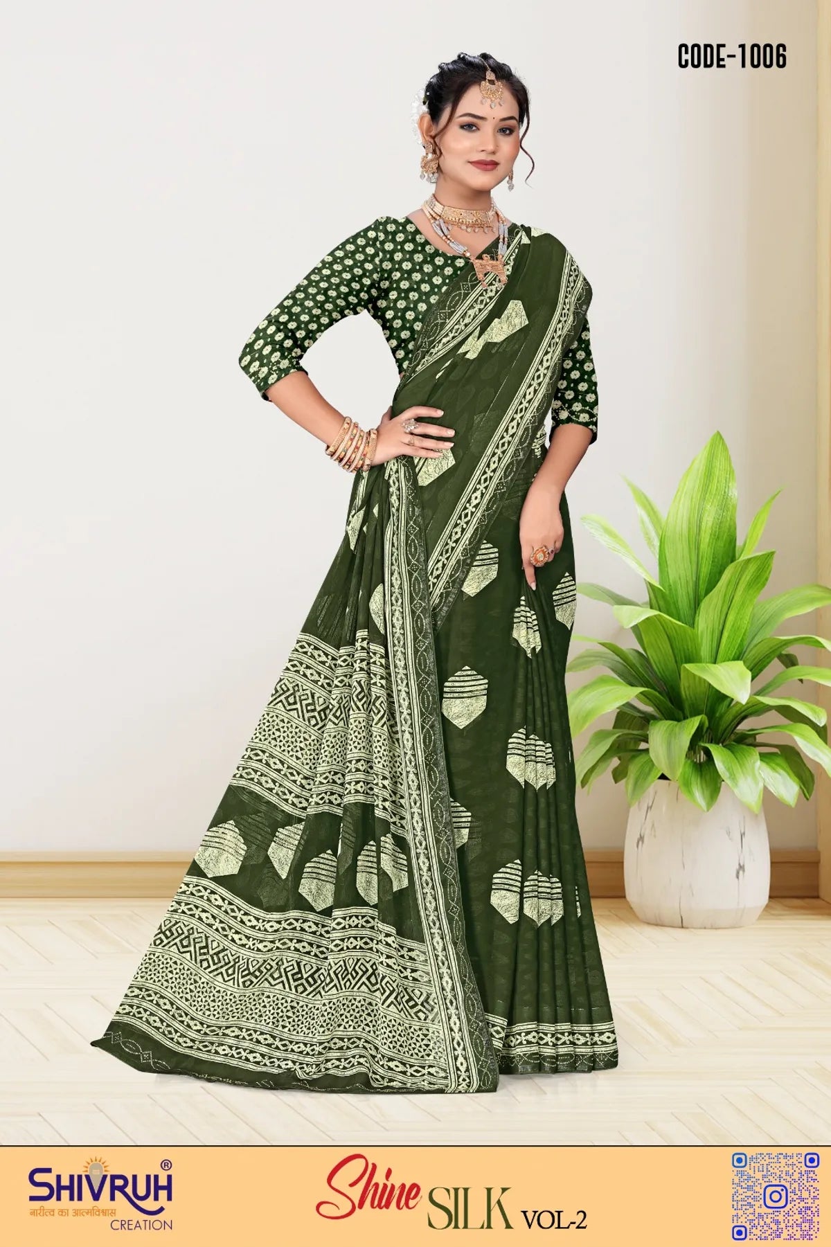 Women saree in orchid pink with floral border